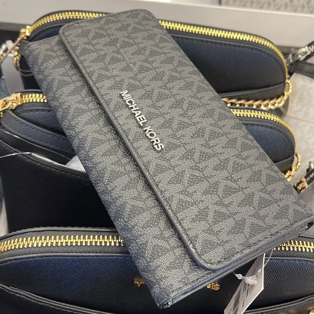 Michael Kors Jet Set Large Signature Logo Tri-Fold Wallet
Black 
NWT - Picture 10 of 16